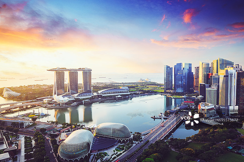 新加坡天际线鸟瞰图，商业区和城市景观在暮色中的新加坡，亚洲。图片素材