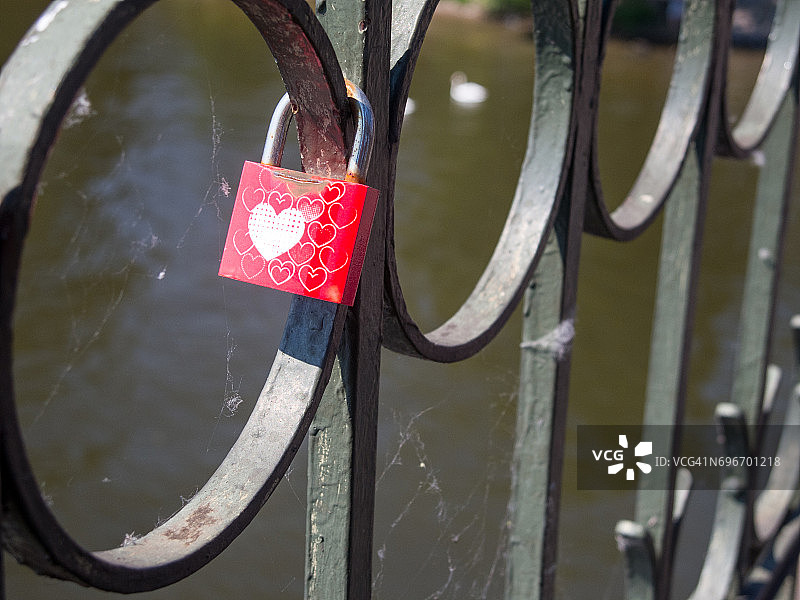 爱锁在伏尔塔瓦的桥上图片素材