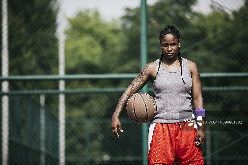 女人拿着篮球站着图片素材