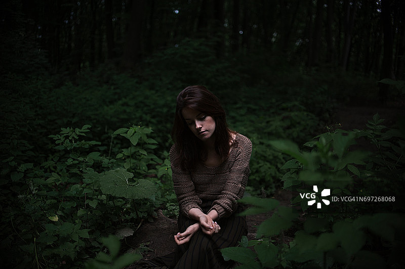 在森林里休息的女人图片素材