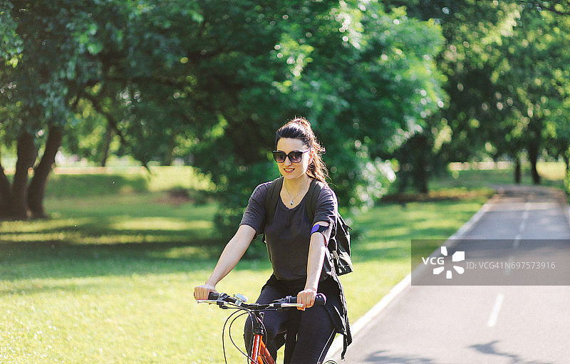 在贝尔格莱德骑自行车的年轻女子图片素材