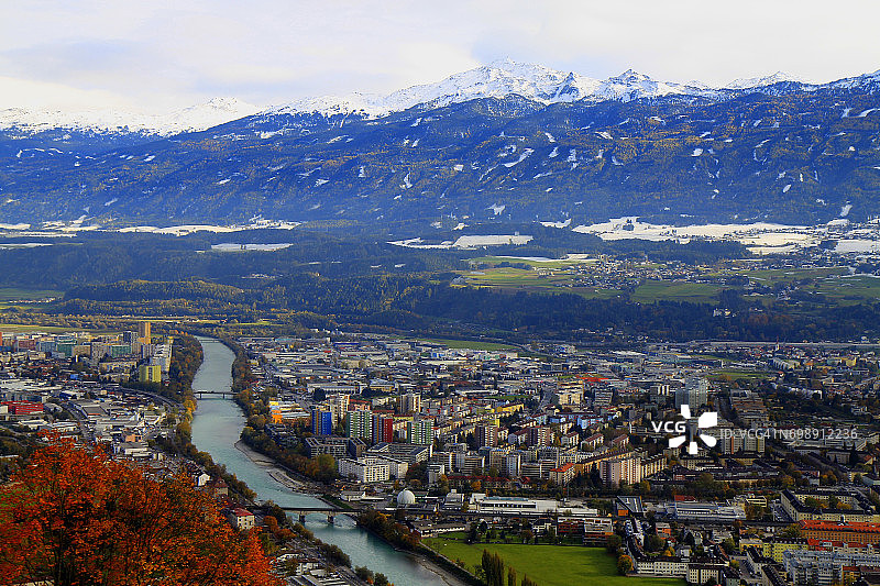 从空中俯瞰奥地利的因斯布鲁克城市全景和田园诗般的北蒂罗尔雪山卡温德尔山脉图片素材