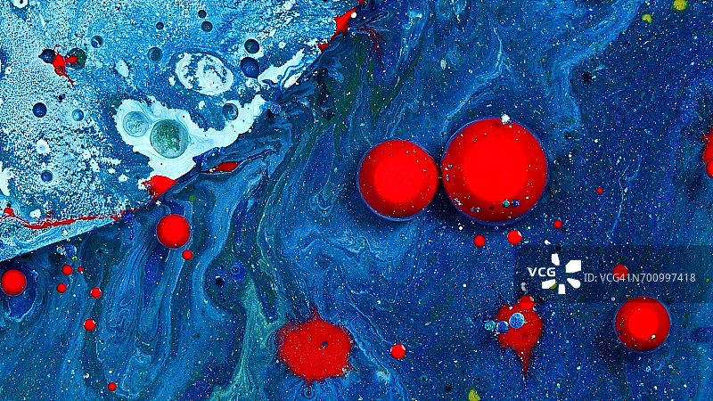 明亮的充满活力的漩涡颜色-红球球上的蓝色和白色图片素材