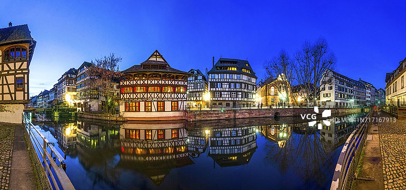 法国，斯特拉斯堡，法国，在蓝色的时刻，有L'Ill河和半木制的房子图片素材