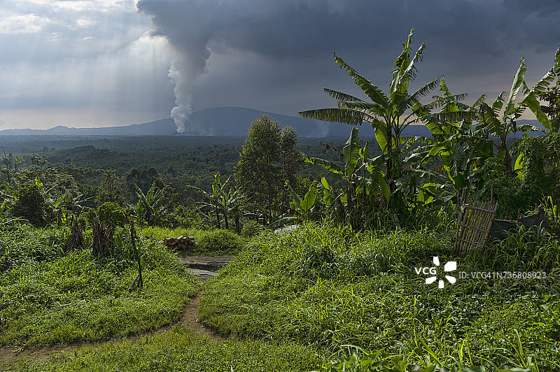 乡村住宅，背景是尼亚穆拉吉拉火山，维龙加国家公园，维龙加，刚果民主共和国图片素材