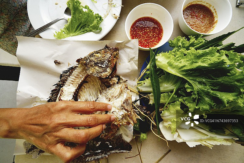 烤罗非鱼配生菜和酱汁(泰国)图片素材