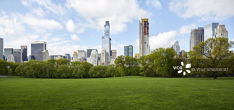 美国，纽约州，纽约市，曼哈顿天际线与中央公园在前景图片素材