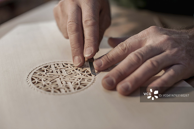 琵琶制造商雕刻出装饰的木材图片素材