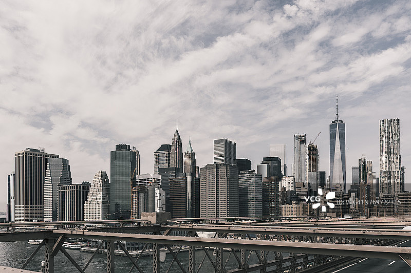 美国纽约，从布鲁克林大桥眺望曼哈顿的天际线图片素材
