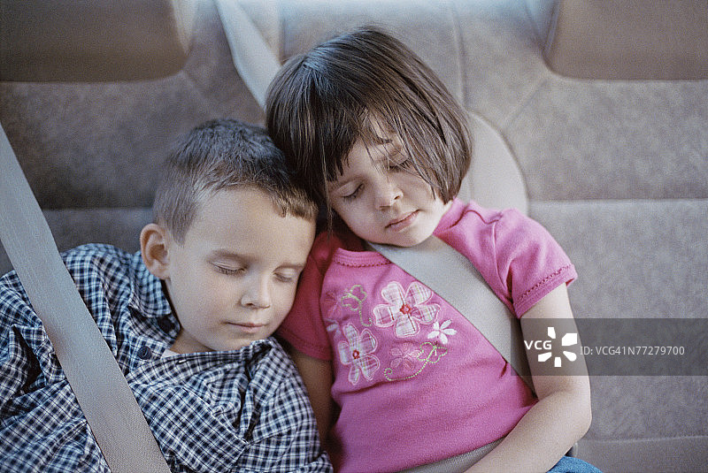 在车里睡觉的孩子图片素材