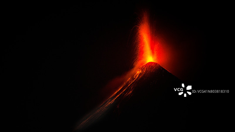 在中美洲危地马拉安提瓜附近爆发的火火山图片素材