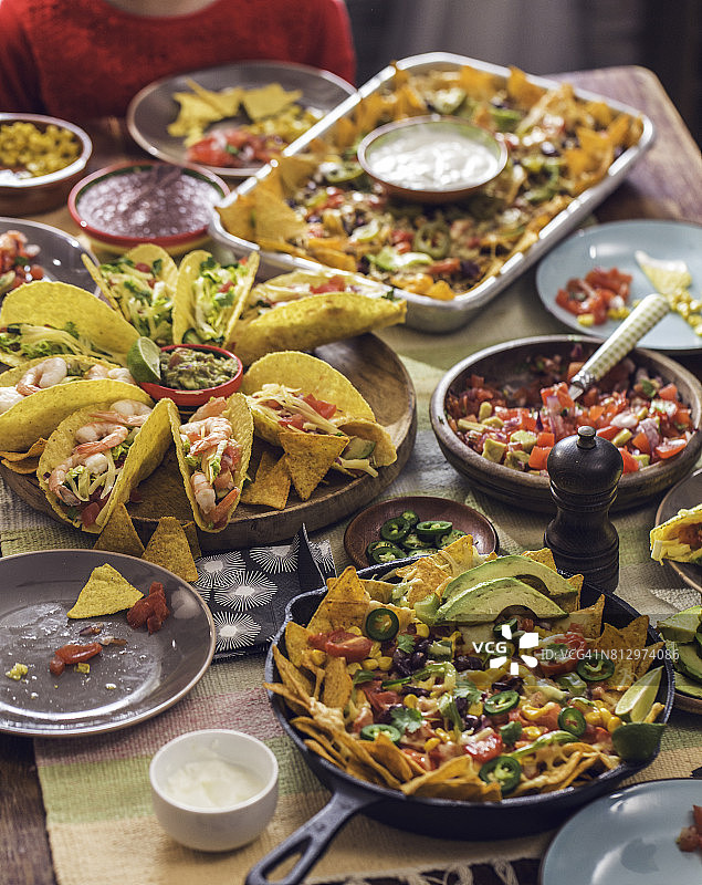变异的墨西哥玉米饼与辣莎莎和玉米片玉米片图片素材