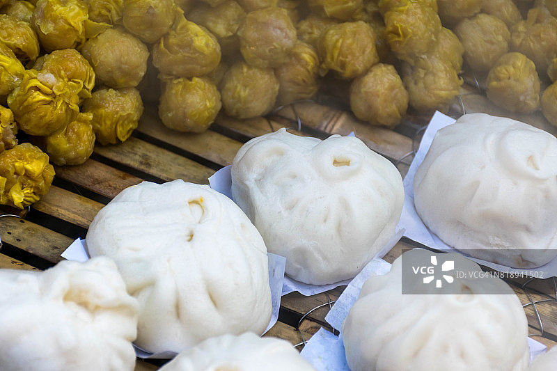 中国的饺子是在传统的竹制平底锅上蒸的图片素材