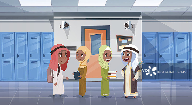 一群阿拉伯学生走在学校走廊到教室，穆斯林学童图片素材