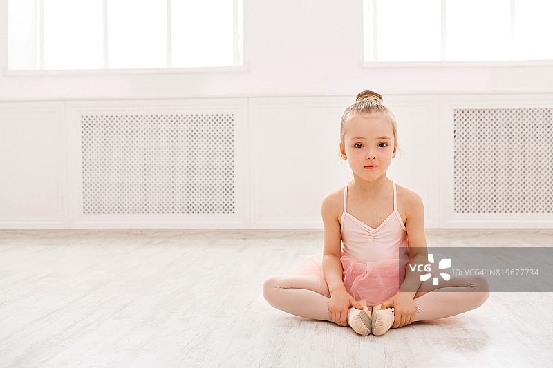 地板上小芭蕾舞女演员的肖像，复制空间图片素材