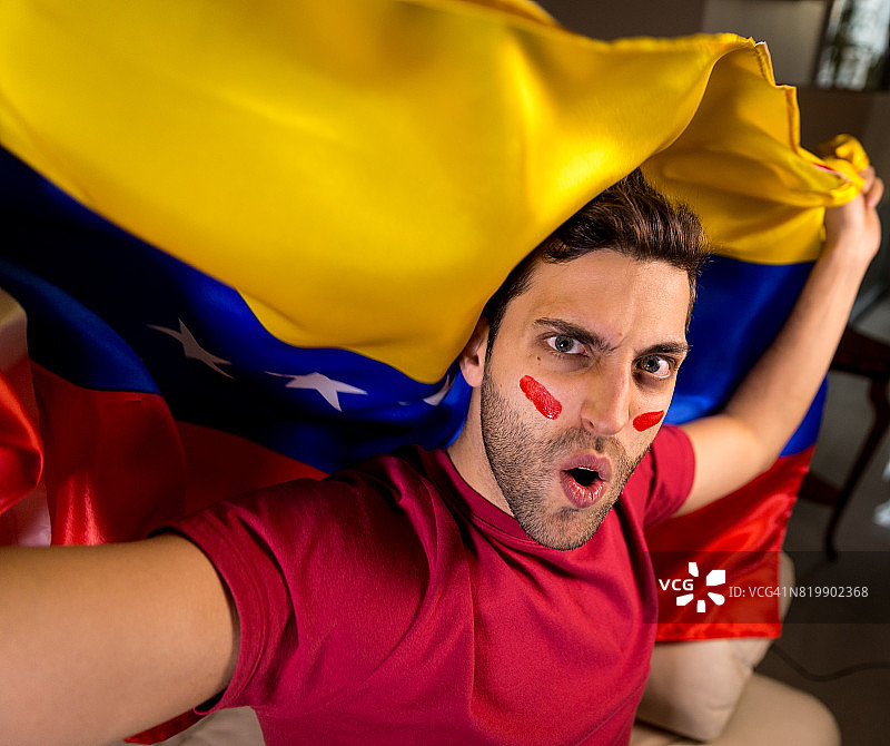 委内瑞拉人挥舞着委内瑞拉国旗图片素材