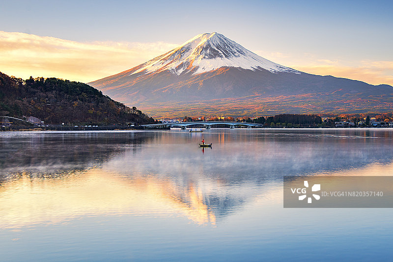 富士山倒影和渔民在渔船上钓鱼的早晨图片素材