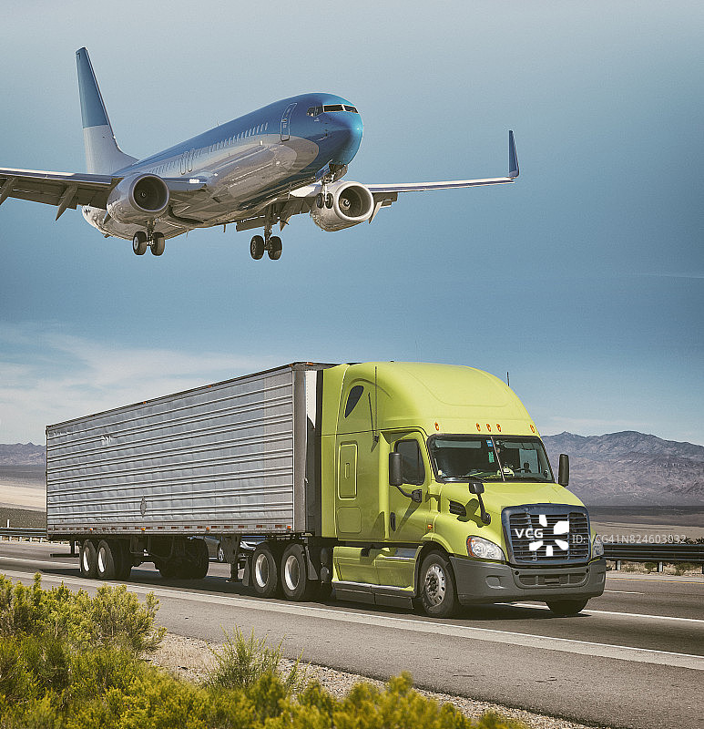美国西南部有拖车和飞机的卡车图片素材