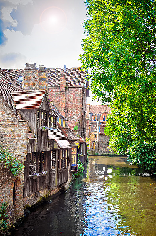 比利时布鲁日古城美丽的运河和传统房屋图片素材