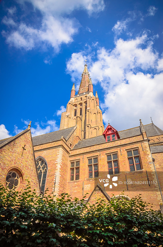 圣母教堂和比利时布鲁日(Brugge)的传统狭窄街道图片素材