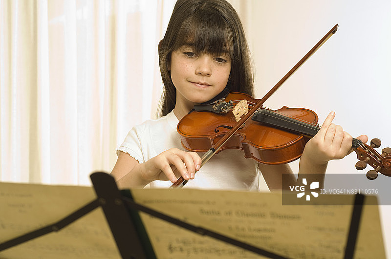 拉小提琴的女孩图片素材