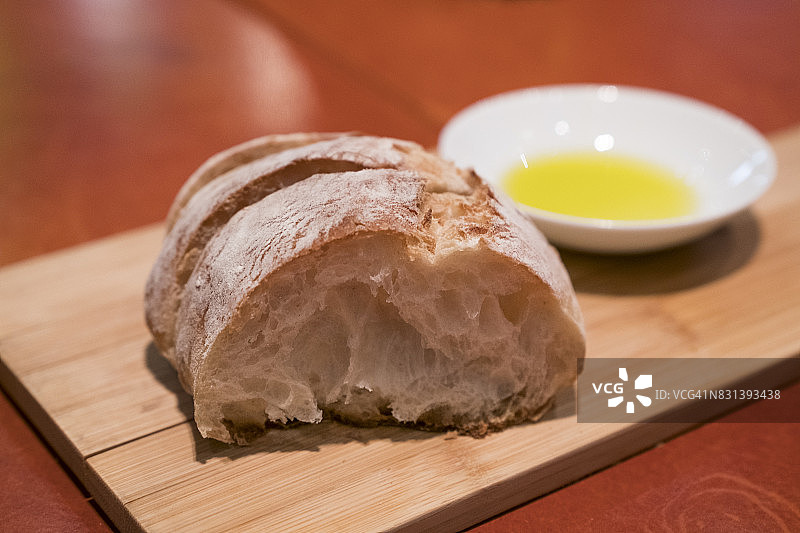 桌子上的面包和橄榄油的特写图片素材