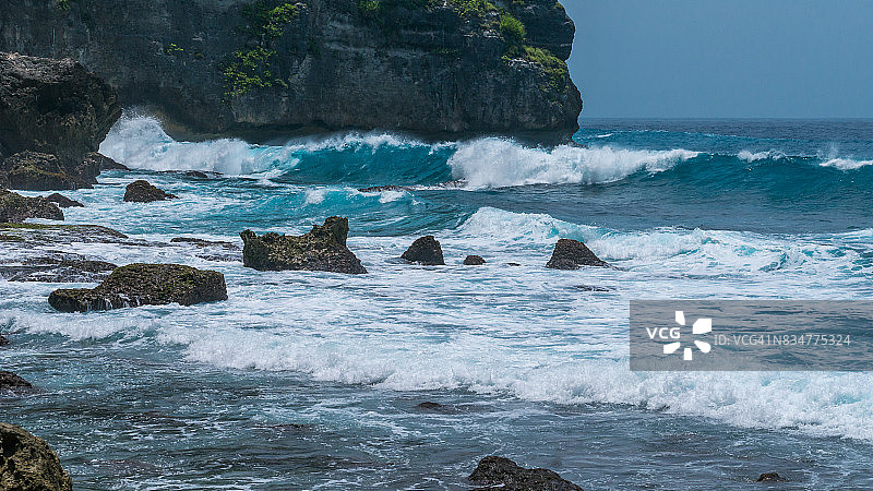 海浪在Tembeling海岸线在Nusa Penida岛，印度尼西亚巴厘岛图片素材