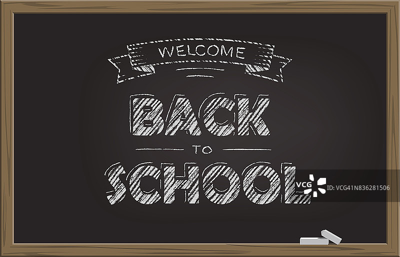 欢迎回到学校，在黑色的黑板上手绘粉笔文字。矢量插图。图片素材