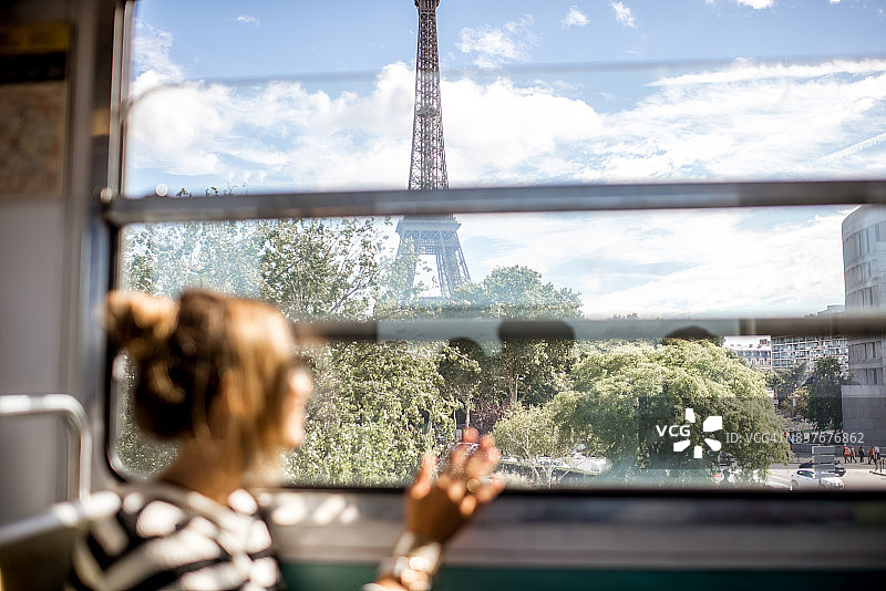巴黎地铁里的女人图片素材