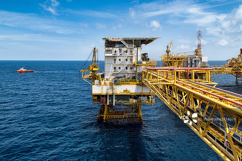 平台海上油气处理平台，用于油气行业对气体进行处理，并通过运输船运送到陆上炼油厂、石化厂和发电厂。产业的概念。图片素材