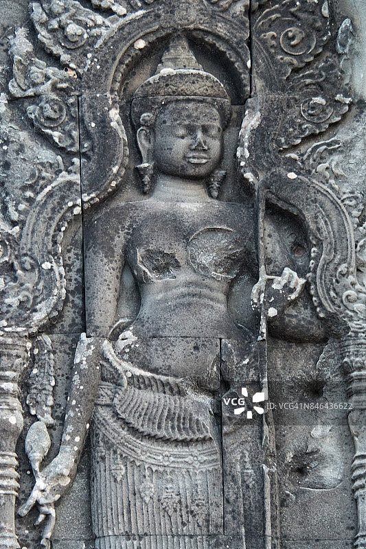 在柬埔寨暹粒吴哥窟附近著名的日落景点金边巴城，一件过去在战争中被弹药损坏的Apsara石制工艺品图片素材