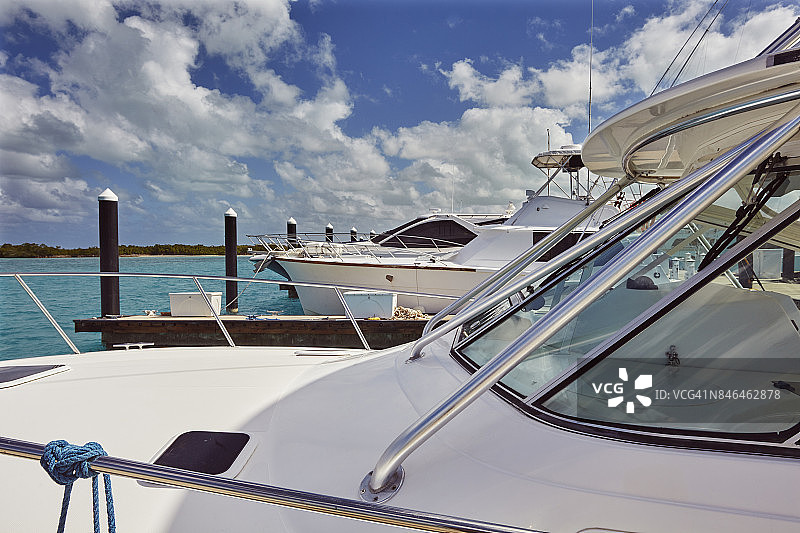 加勒比码头的一艘汽艇。图片素材