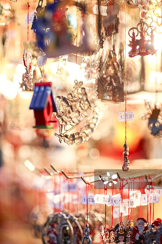 德国圣诞市场上的圣诞装饰品。纽伦堡,巴伐利亚,德国图片素材