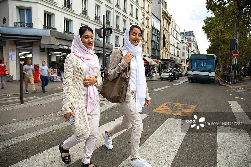 巴黎的阿拉伯青年-中东的千禧一代图片素材