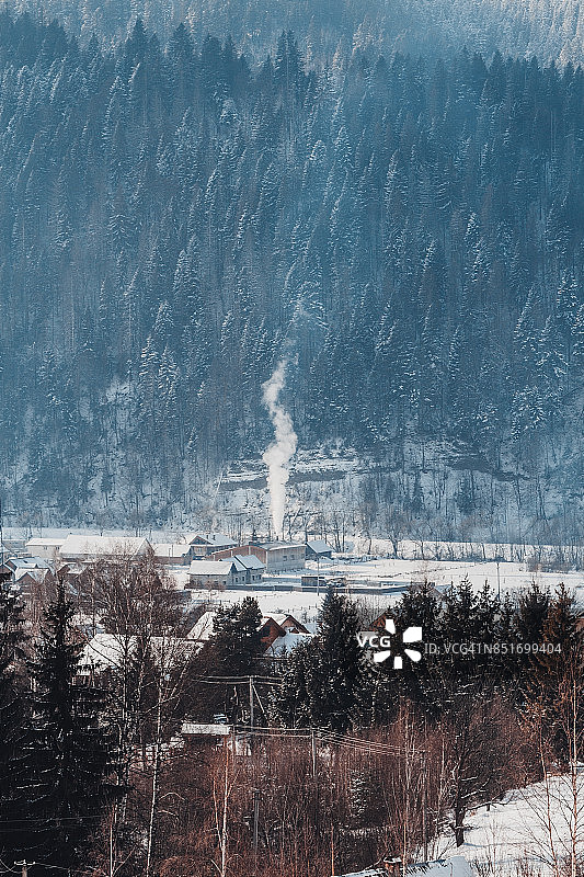 有雾的冬天的早晨在山村图片素材