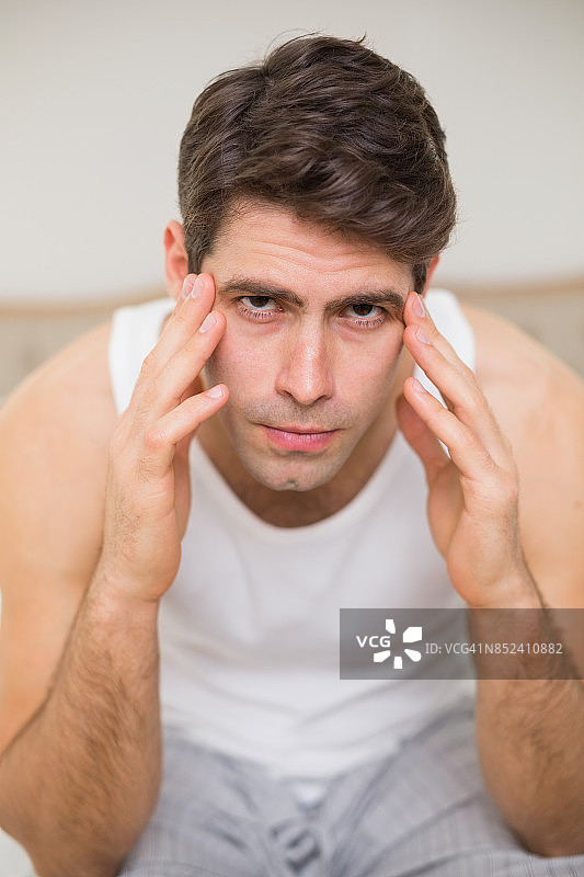 男人在床上遭受头痛的特写图片素材