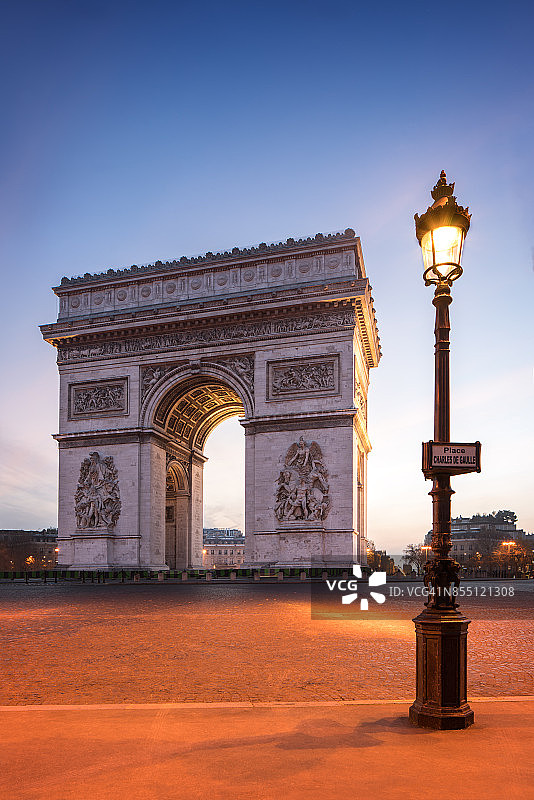 蓝色时刻的巴黎凯旋门图片素材