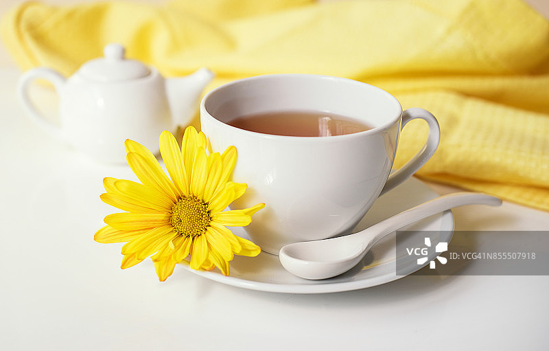 茶和黄菊花图片素材
