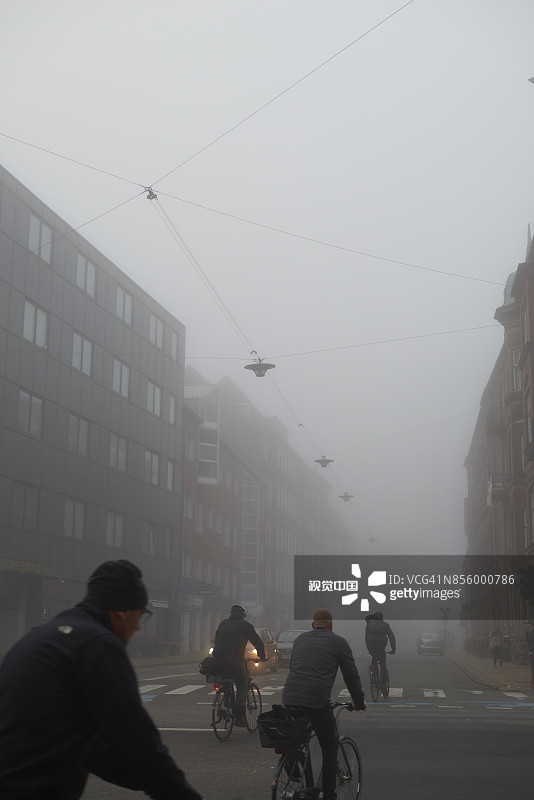 九月的一个大雾清晨，欧登塞的街道图片素材