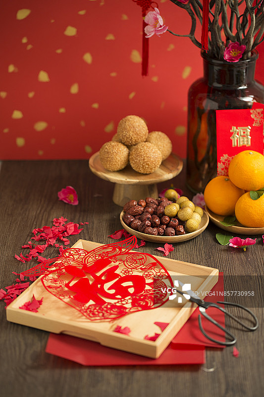 中国新年食物和装饰项目在木制的桌面上。图片素材