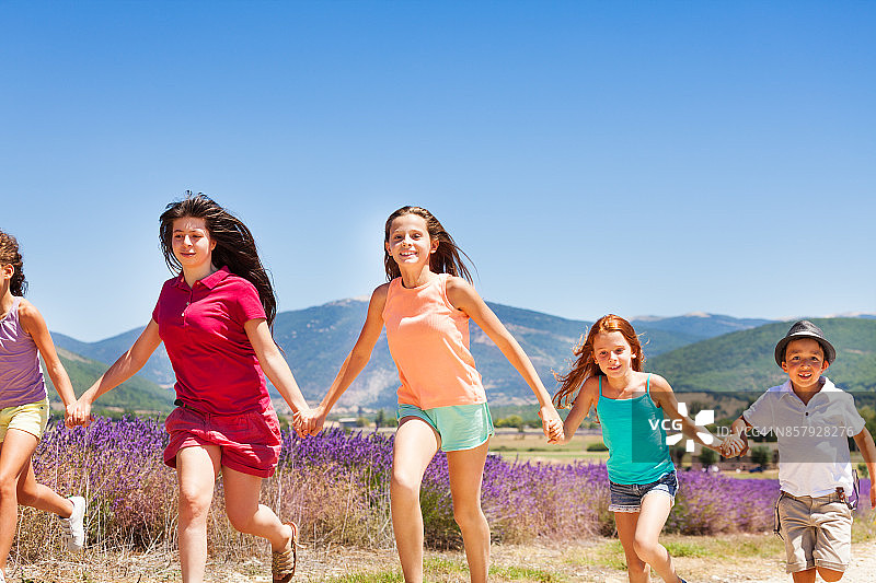 普罗旺斯兴奋的孩子们一起奔跑图片素材