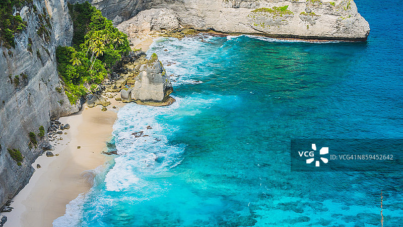 美丽的海洋岩石在阿图海滩，努沙佩尼达，巴厘岛，印度尼西亚图片素材