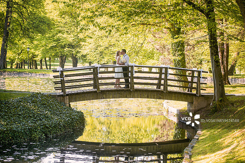 新娘和新郎在公园接吻图片素材