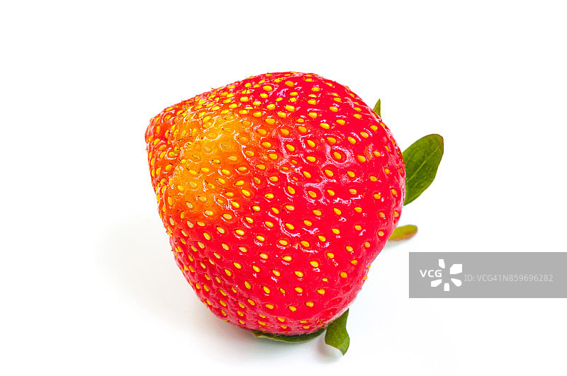 成熟的草莓果实孤立在白色背景上图片素材