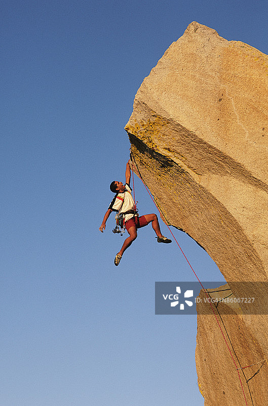 一名男子吊在加州内华达山脉附近的红杉国家森林悬崖上图片素材