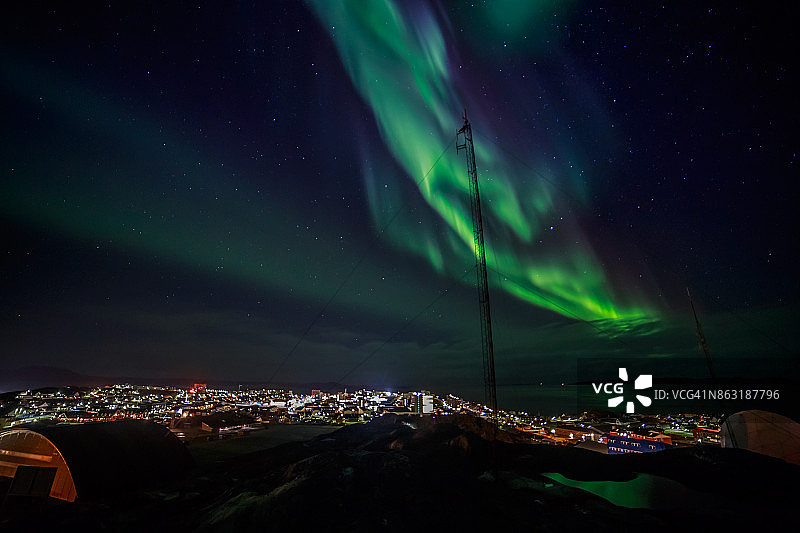 绿色的北极光和闪烁的星星在峡湾和突出的城市，努克，格陵兰图片素材