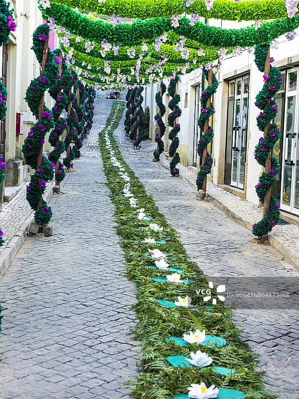 为了庆祝托盘节，托马尔的街道上装饰着纸花图片素材