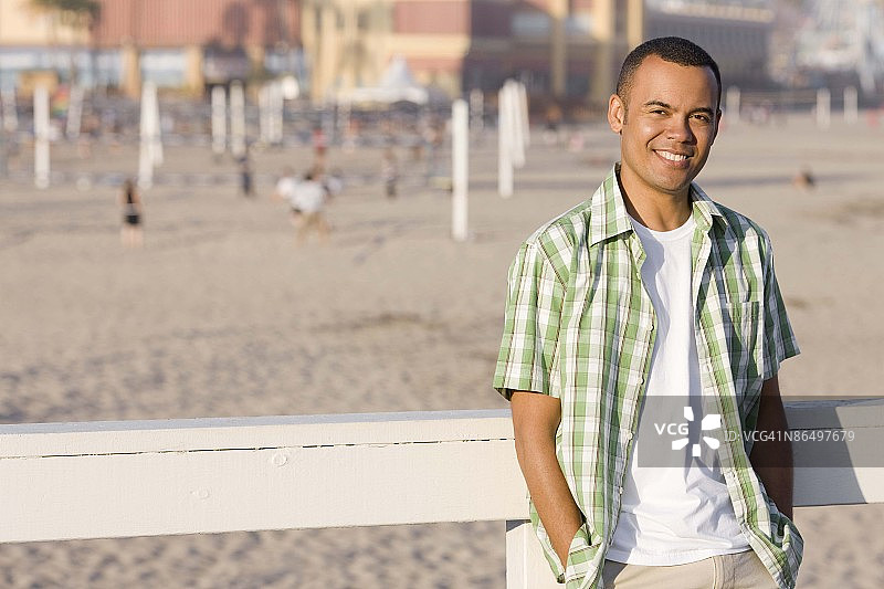 加州圣克鲁斯海滩上的男人图片素材
