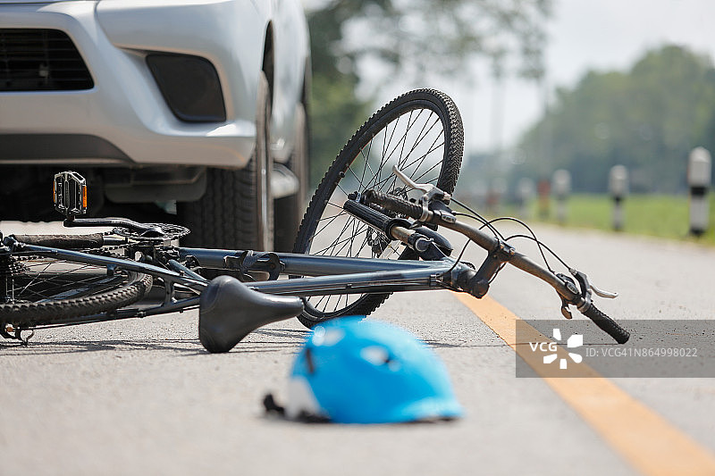 车祸与自行车在路上相撞图片素材
