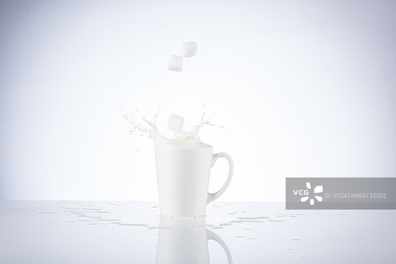 方糖溅在牛奶杯里图片素材